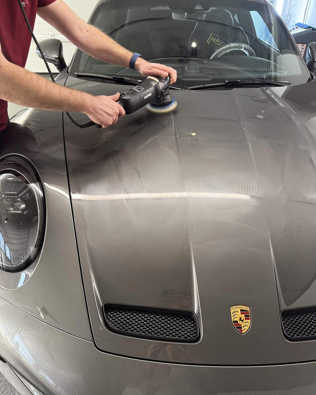 Maschinenpolitur auf der Haube eines Porsche GT3 Touring