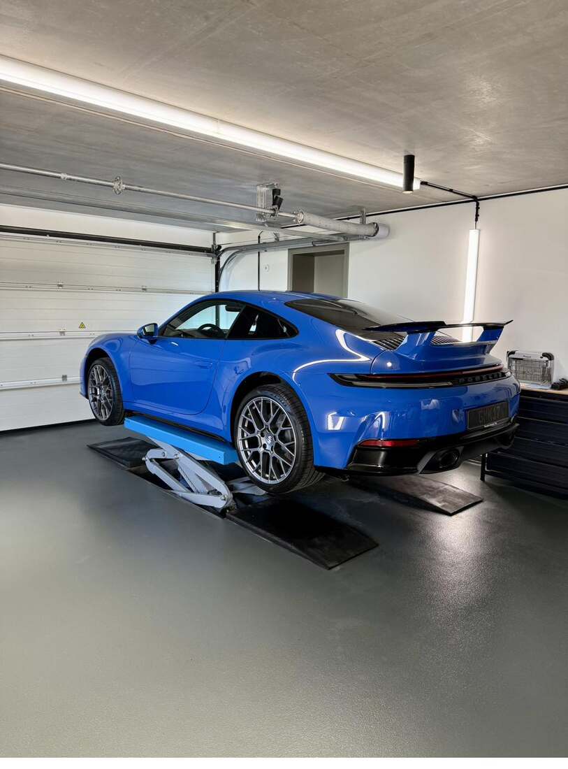 Porsche 911 (992) in Blau auf der Hebebühne