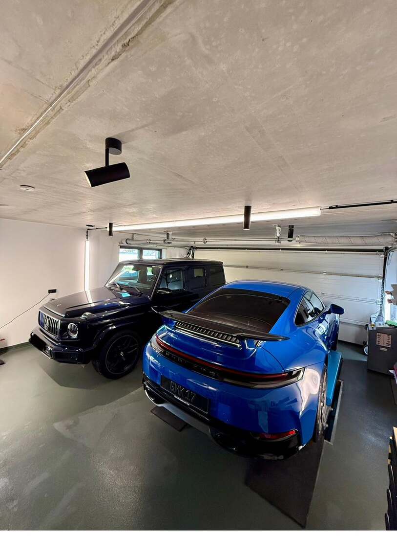 Mercedes-AMG G-Klasse und Porsche 911 nebeneinander