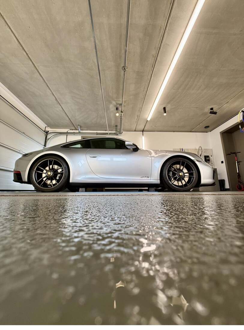 Porsche 911 in Silber im Studio