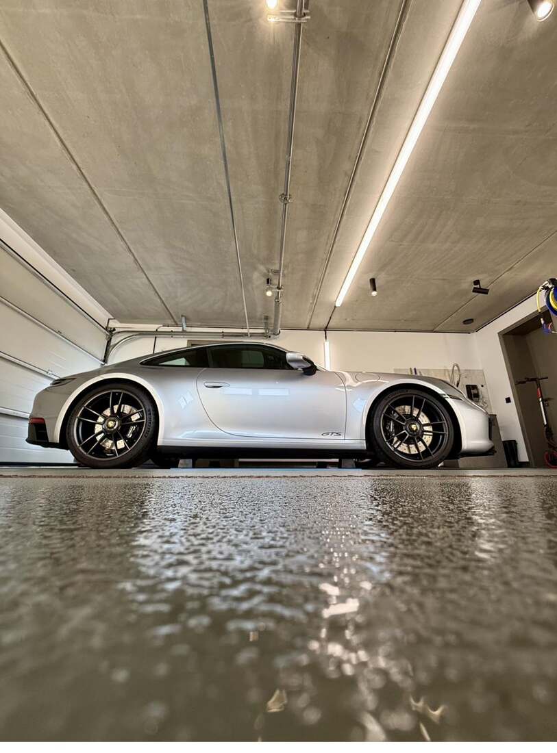 Porsche 911 in Silber, Spiegelung im Studioboden