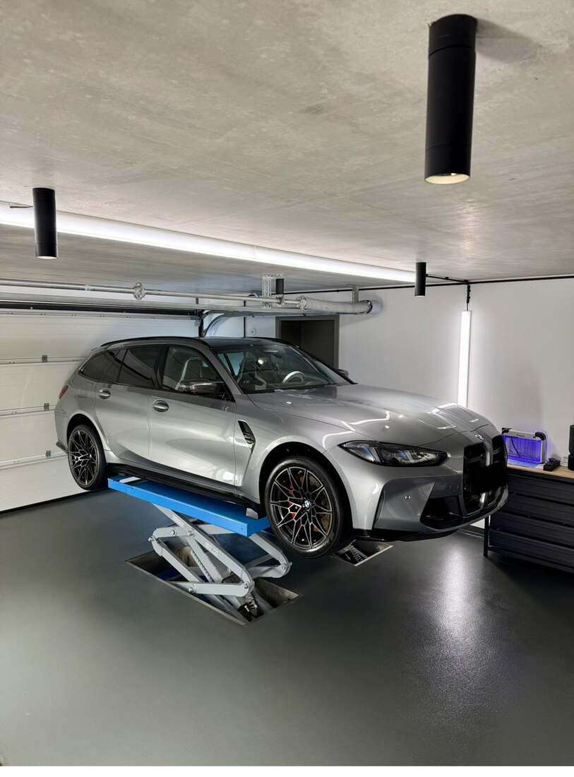BMW M4 in Grau auf der Hebebühne