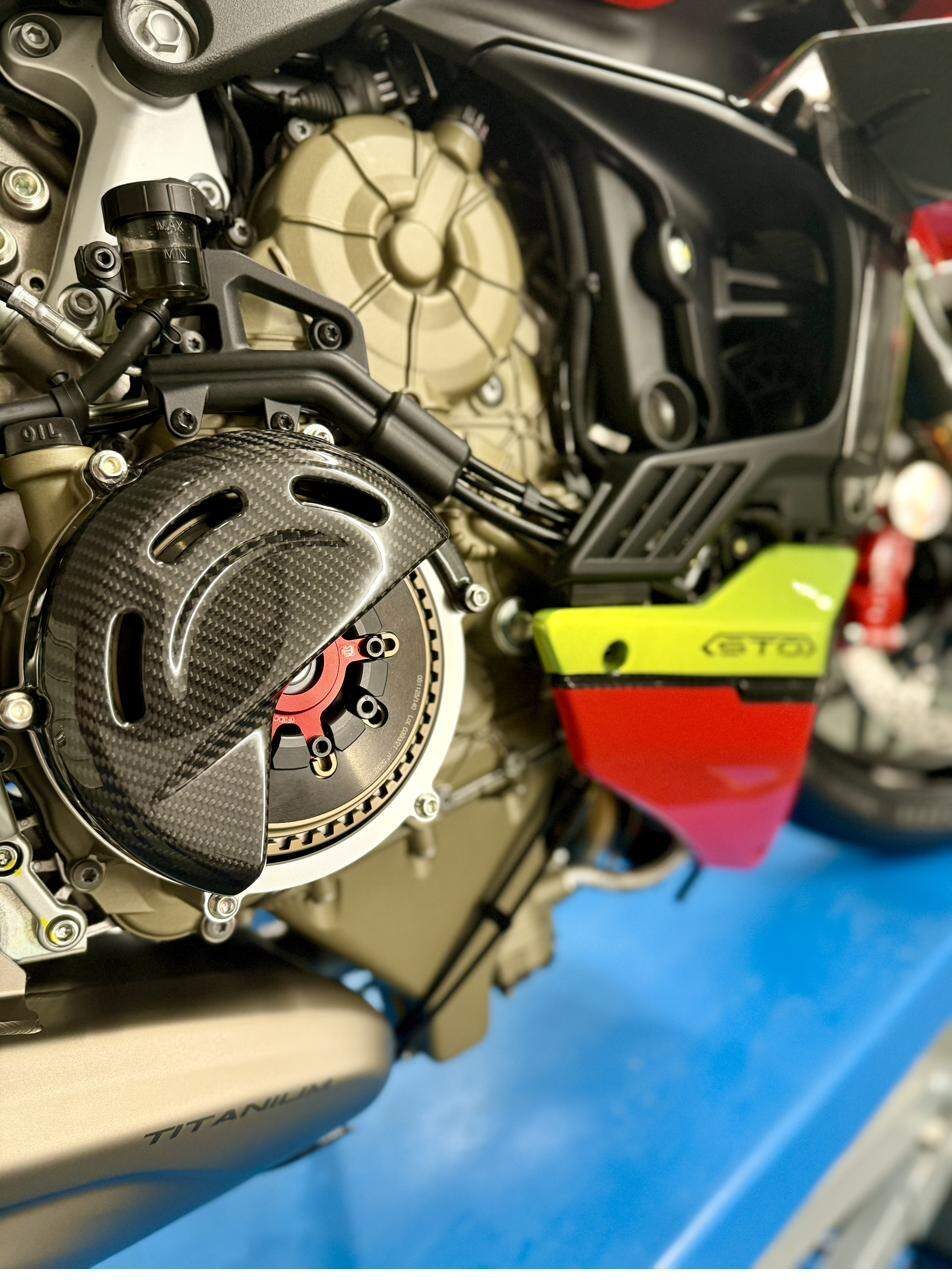 Ducati Motor mit Carbon im Detail