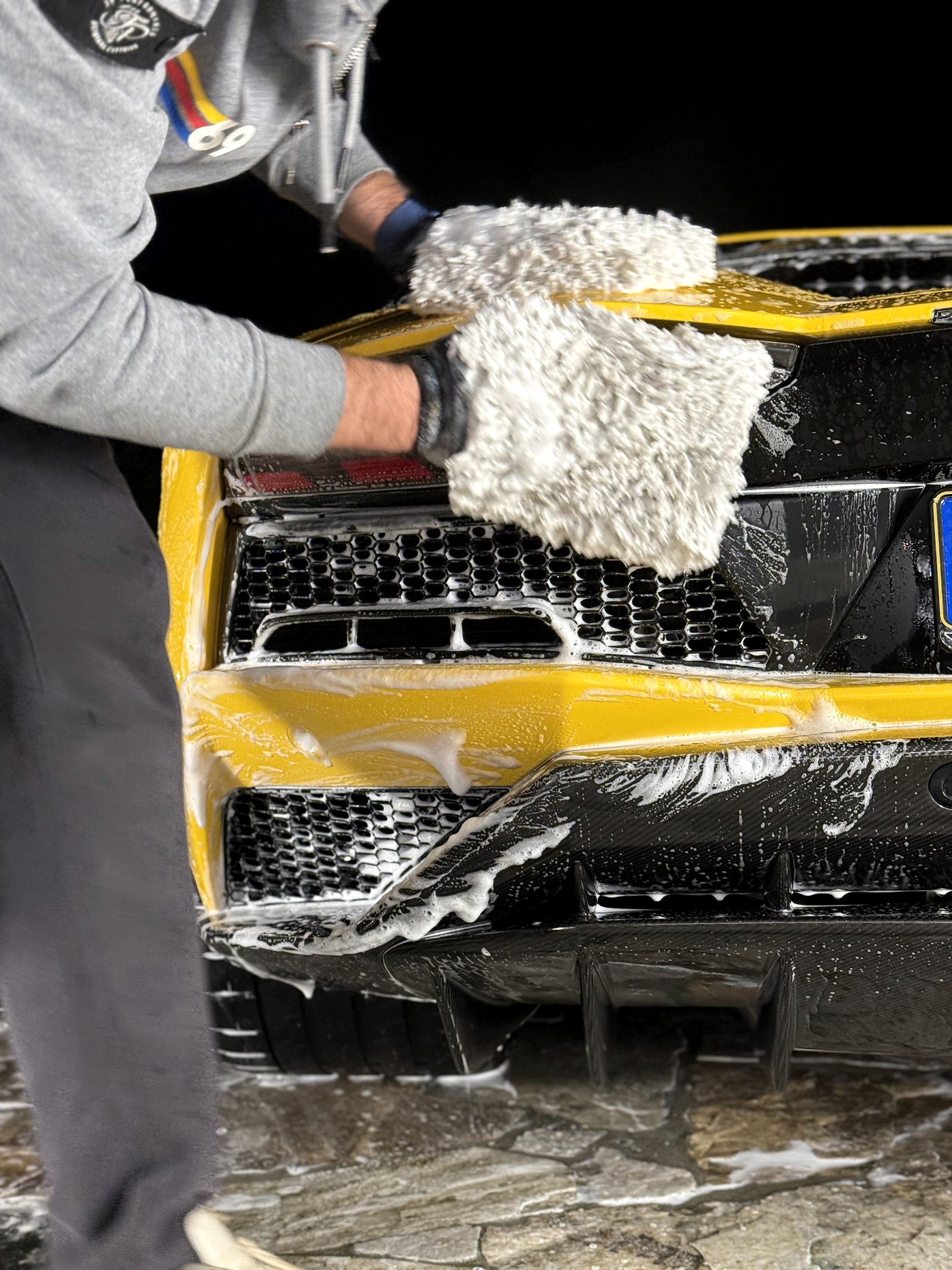 Handwäsche an der Front eines gelben Lamborghini