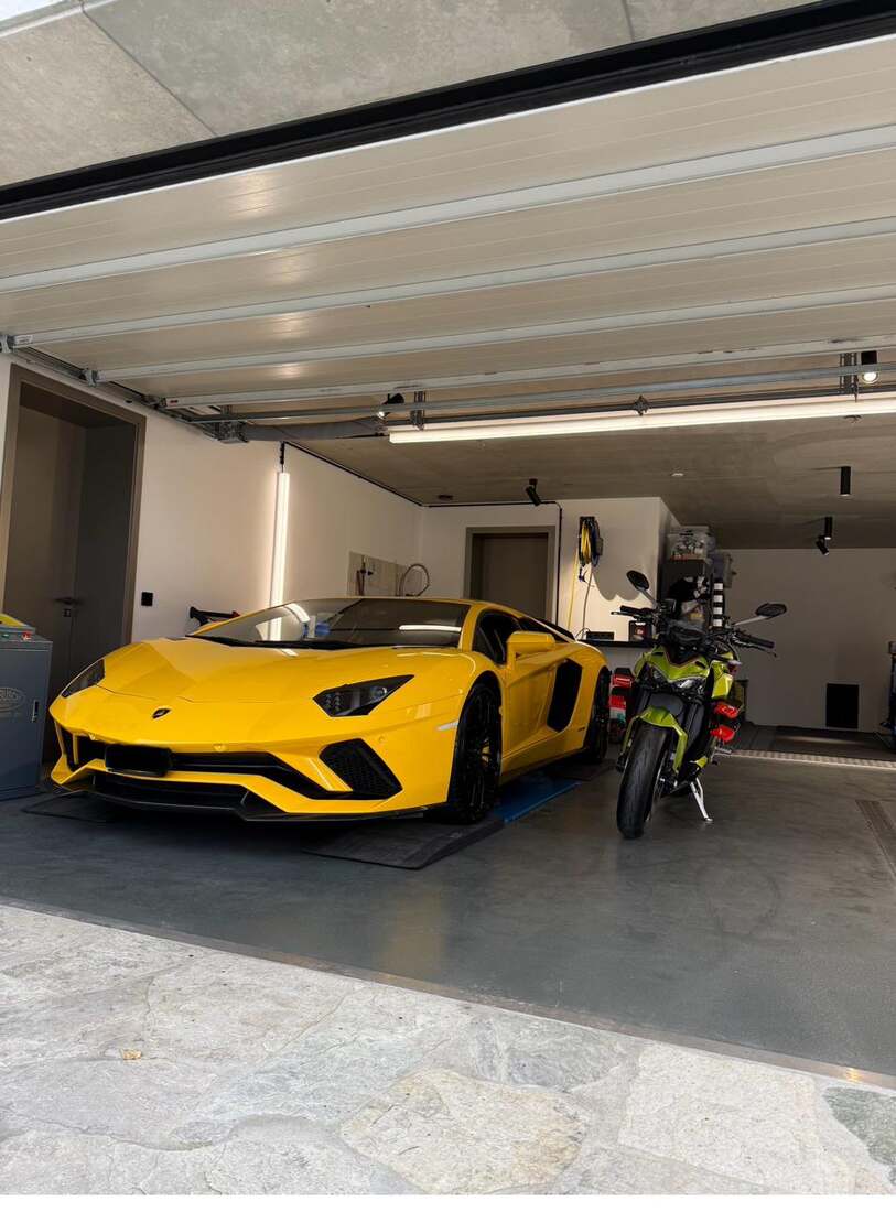 Lamborghini Aventador S in Gelb