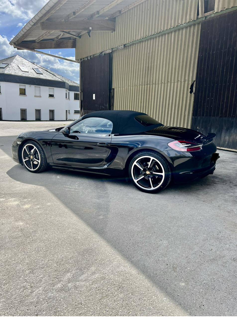 Porsche 718 Boxster in Schwarz im Freien