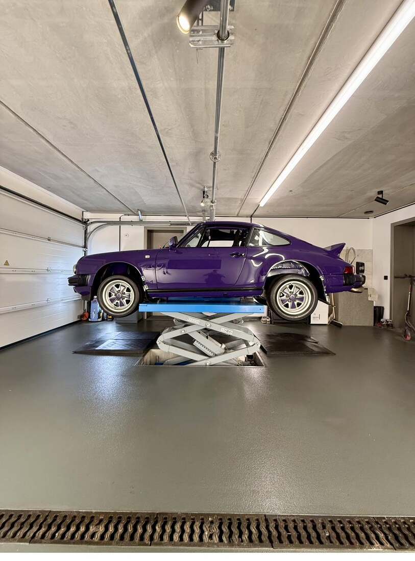 Klassischer 911 auf der Hebebühne
