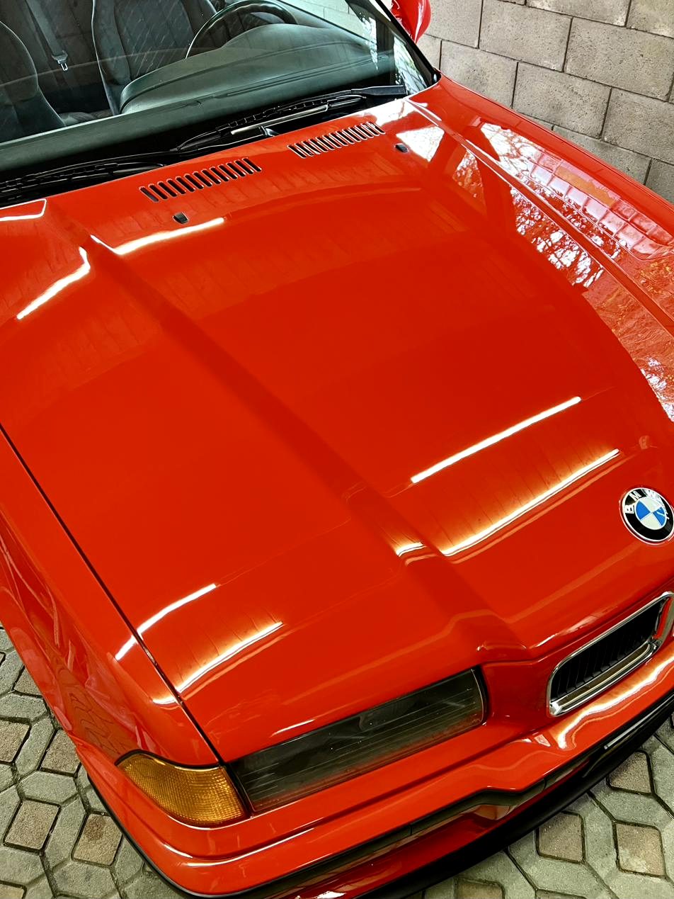 Tiefe Reflexion in der Motorhaube nach Korrektur und Versiegelung