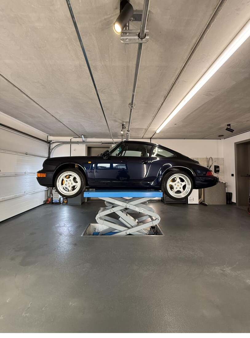 Porsche 964 in Dunkelblau auf der Hebebühne