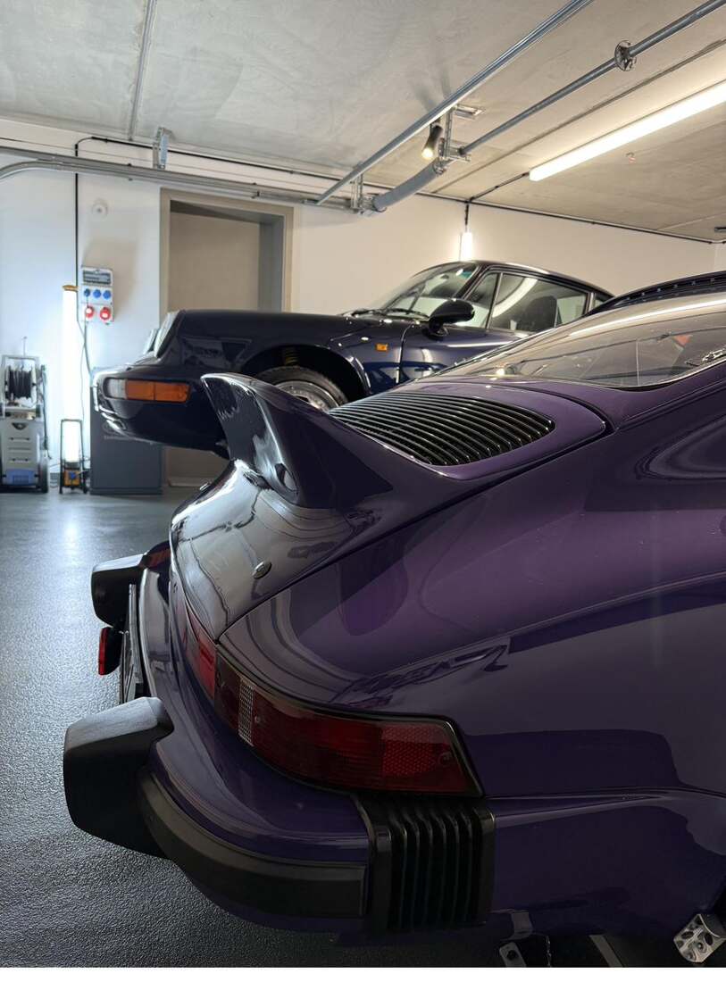 Klassischer Porsche 911 in Violett