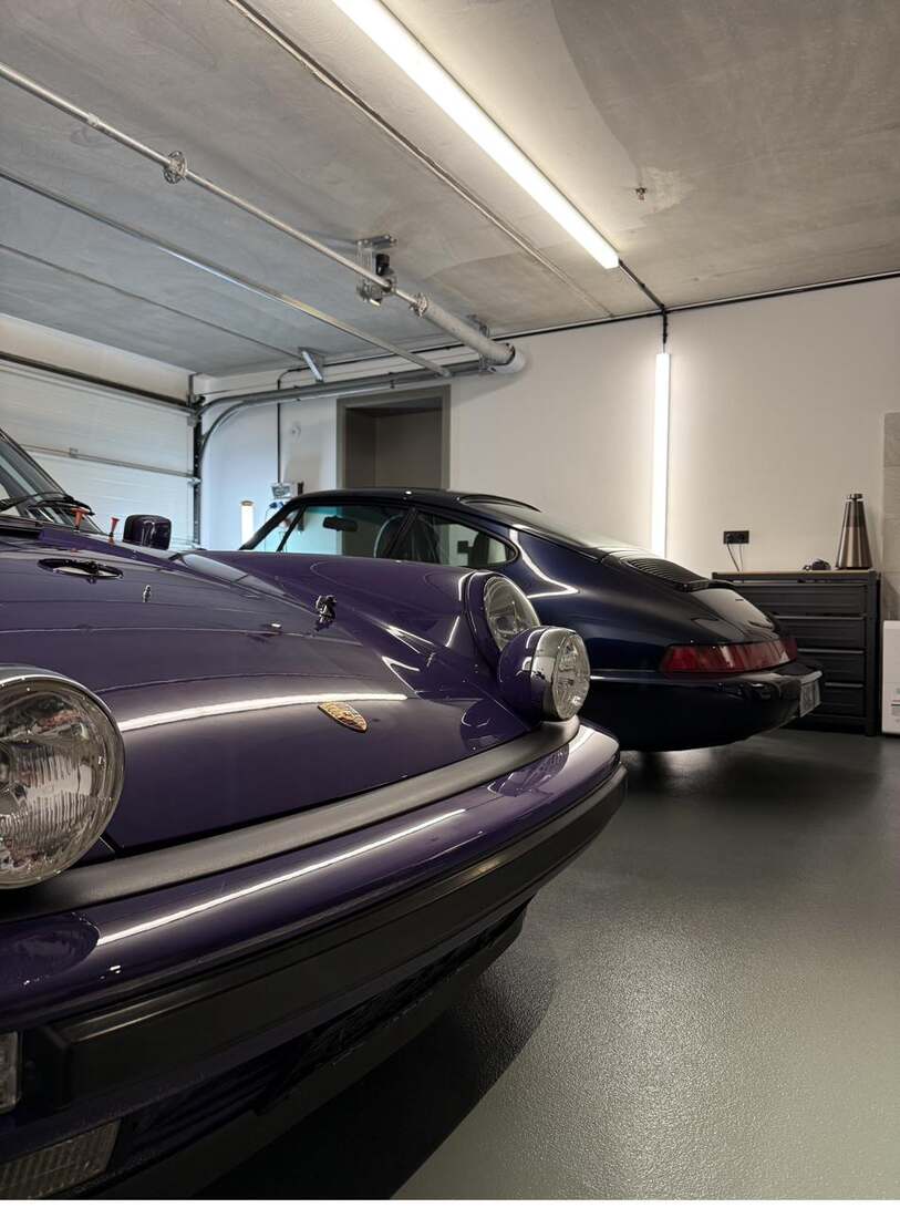 Klassischer Porsche 911 in Violett, Heckansicht im Studio