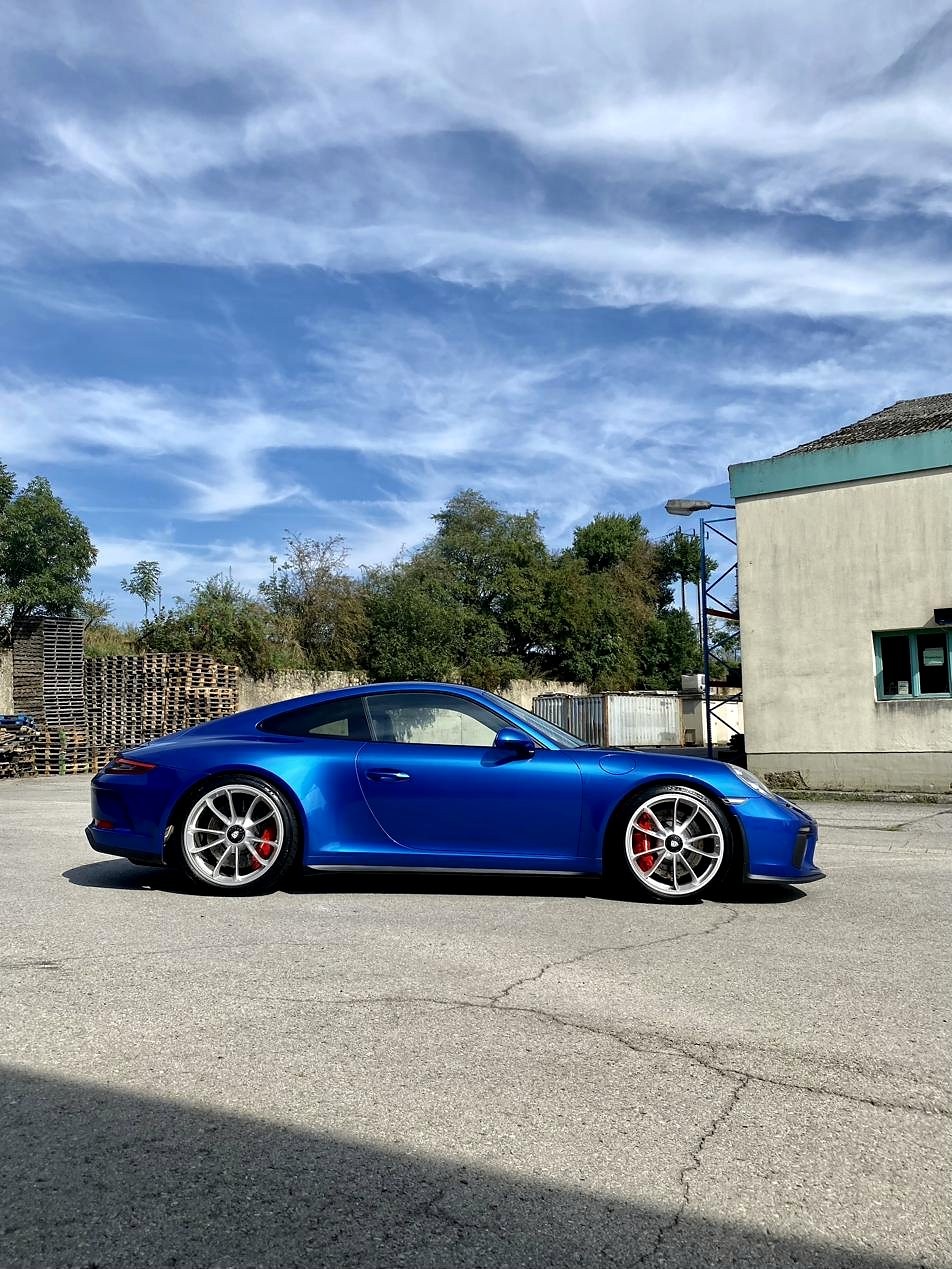 Blauer Porsche 911 im Freien nach der Aufbereitung