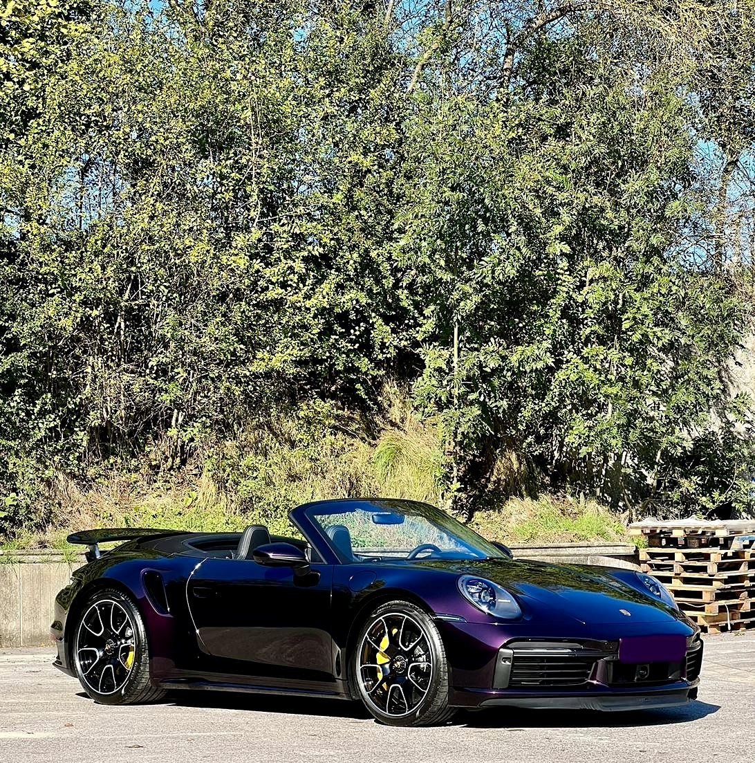 Porsche 911 Cabriolet in Violett im Freien